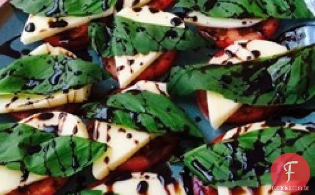Salada Caprese com redução balsâmica