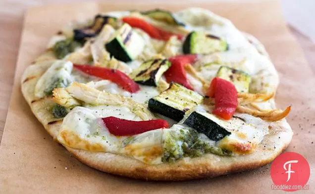 Pizzas Grelhadas Com Frango, Abobrinha, Pimentão Assado E Pesto
