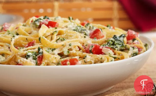 Macarrão com espinafre e molho de ricota