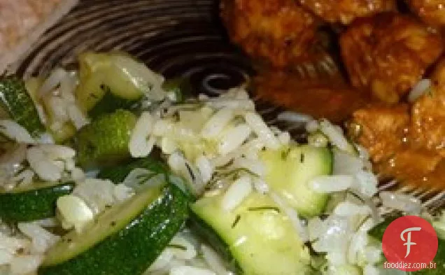 Abobrinha com Erva Daninha de endro e molho de alho e iogurte