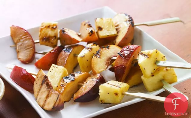 Kabobs de frutas grelhadas com molho cremoso de mel