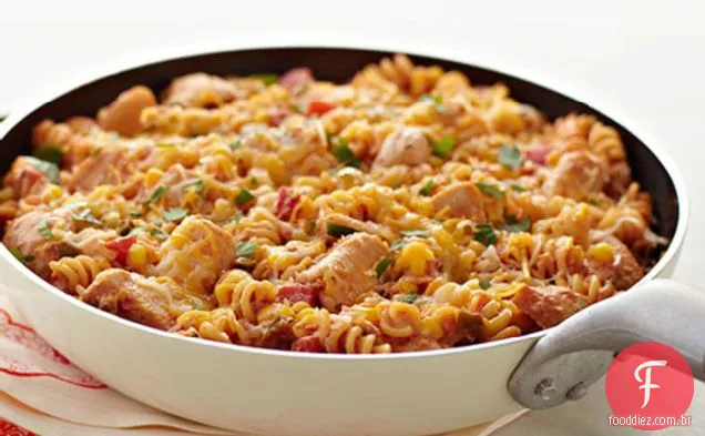 Frigideira de frango e macarrão ao sul da fronteira