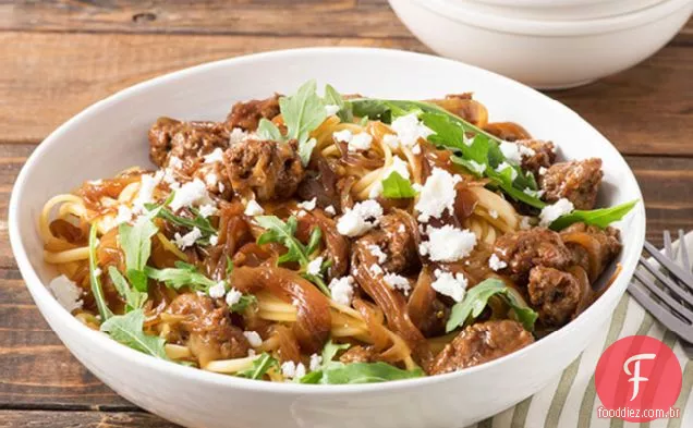 Macarrão com rúcula e cebola caramelizada
