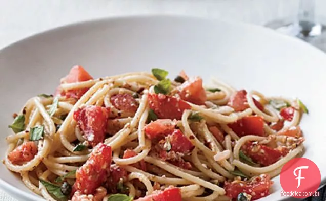 Spaghettini com tomates, anchovas e amêndoas