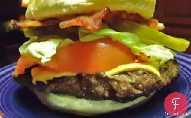 Hambúrgueres suculentos de veados e Bacon