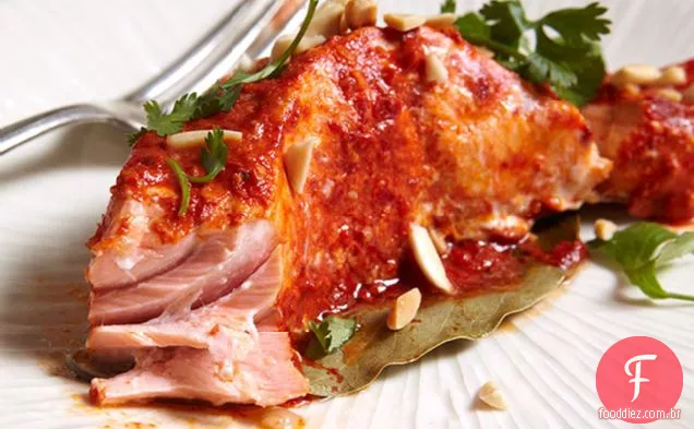 Salmão assado com molho Guajillo