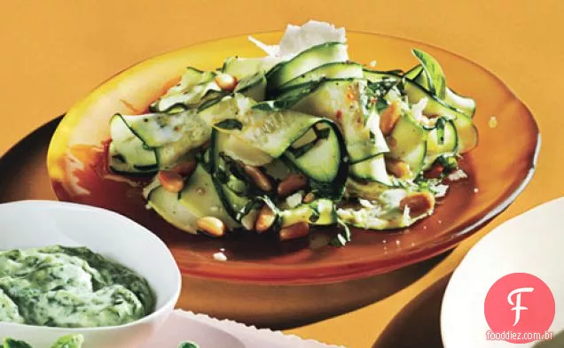 Salada De Abobrinha Raspada Com Parmesão E Pinhões