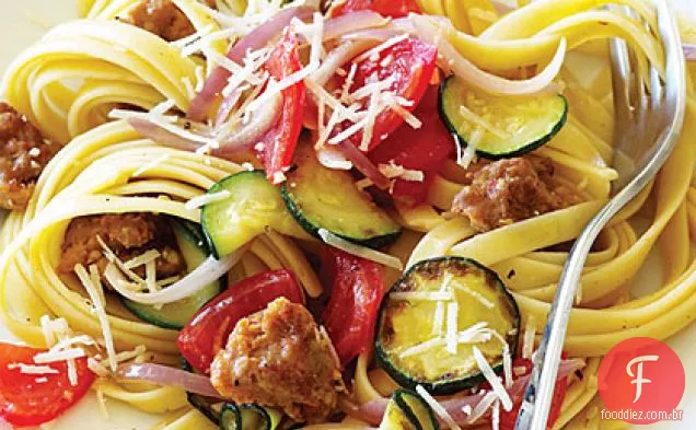 Massa italiana de salsicha e abobrinha