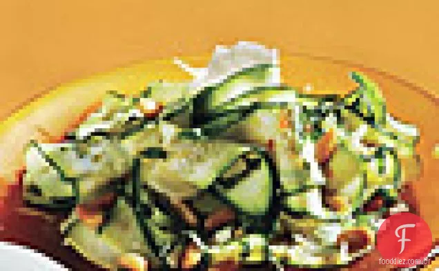 Salada de abobrinha raspada com pinhões parmesão