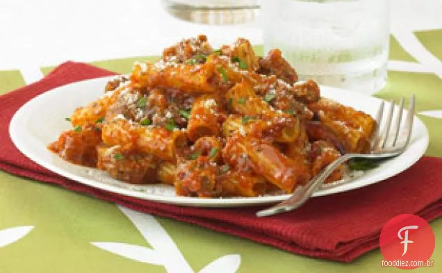 Salsicha e tomate Rigatoni