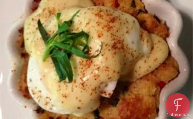 Bacon Saboroso E Pudim De Pão De Caranguejo Benedict