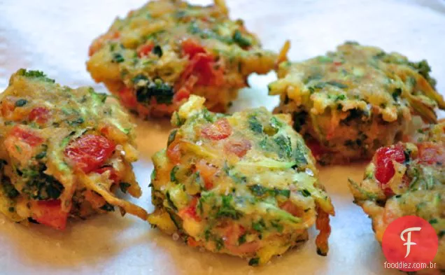 Bolinhos gregos de tomate e abobrinha