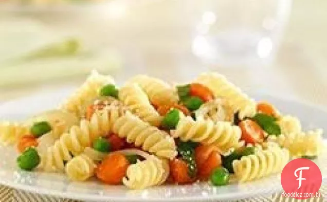 Mini Rotini com cenouras e ervilhas