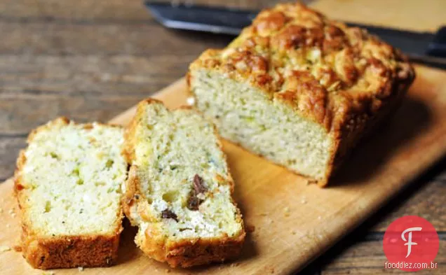 Bolo de café da manhã com abobrinha e azeitona, estilo Francês