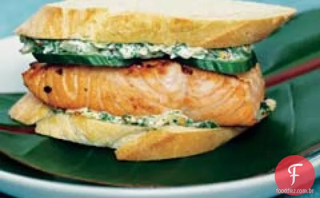 Sanduíches de salmão com maionese Chimichurri