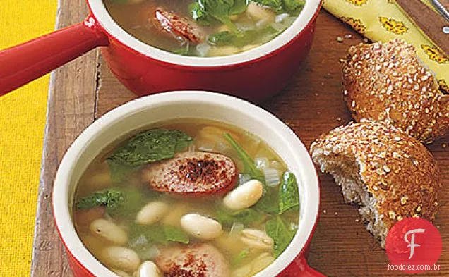 Sopa de feijão branco, salsicha e espinafre