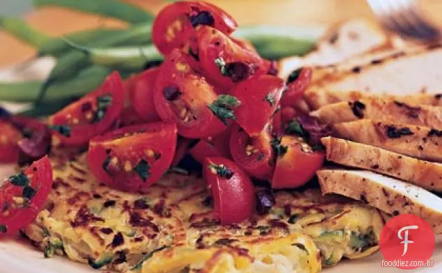 Panquecas de Frigideira de batata e abobrinha com salada de tomate cereja