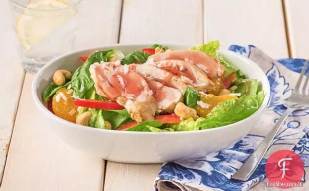 Salada de frango Polinésia com espinafre bebê
