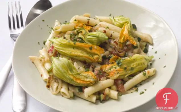 Macarrão Com Abobrinha, Flores De Abobrinha E Cebola Caramelizada