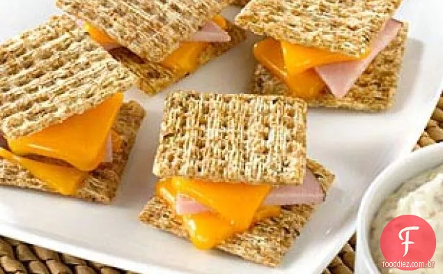 Presunto e queijo em centeio com molho de imersão
