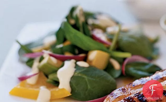 Salada De Espinafre Do Bebê Com Molho Cremoso De Dijon