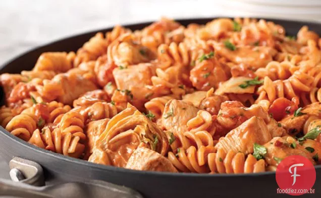 Rotini & frango picante em molho de tomate