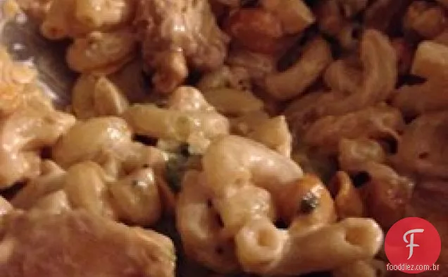 Salada de frango e macarrão marinada