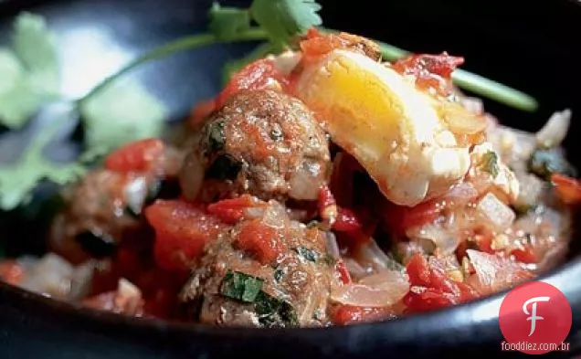 Tagine Kefta Mkawra (Tagine de almôndegas em molho de tomate com ovos)