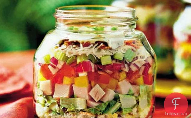 Salada de Pão de milho e peru em camadas