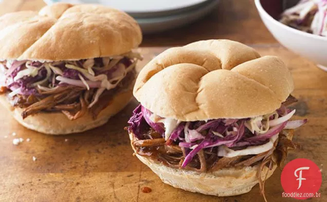 Sanduíches de peito de carne para churrasco com salada de repolho