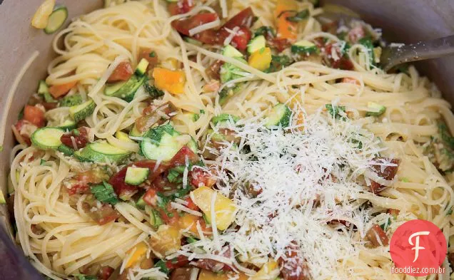 Linguine com tomates, abobrinha e ervas para bebês