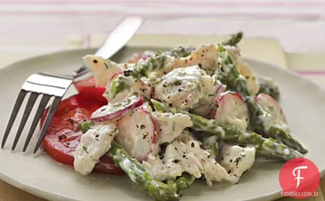 Salada de frango com aspargos e molho cremoso de endro