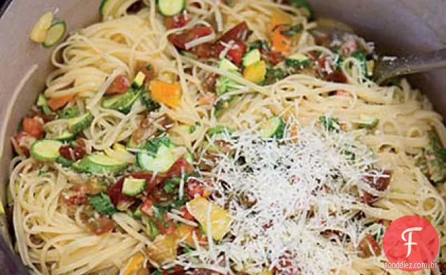 Linguine com tomates, abobrinha e ervas para bebês