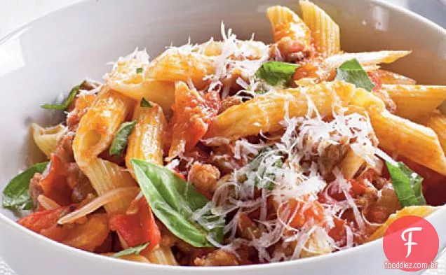 Tomate fresco, salsicha e massa Pecorino