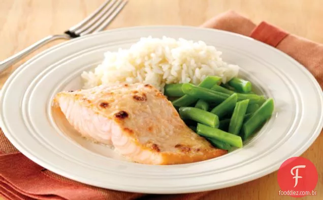 Salmão grelhado com limão e Parmesão
