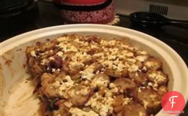Acelga suíça, salsicha, macarrão e caçarola de feijão