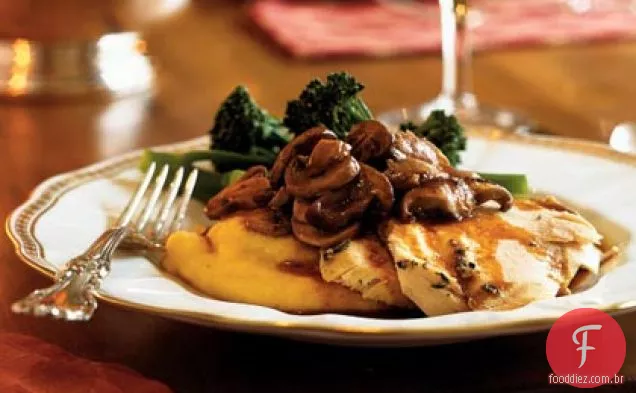 Frango assado com polenta Asiago e cogumelos trufados