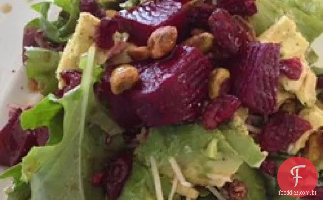 Salada de beterraba assada, abacate e pistache