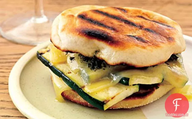 Sanduíches grelhados de Gruyère e abobrinha com Pesto esfumaçado