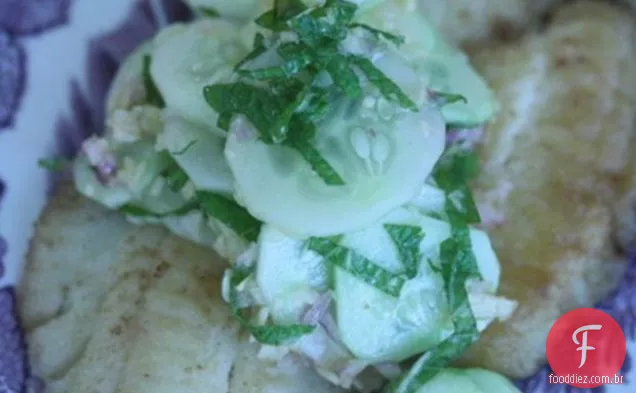 Salada De Pepino Picante Com Gengibre, Chalotas E Hortelã Sobre Crocante