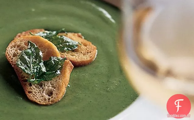 Sopa de abobrinha com manjericão