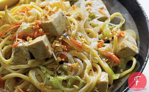 Macarrão grosso e fino frito com legumes e Tofu (Pancit)