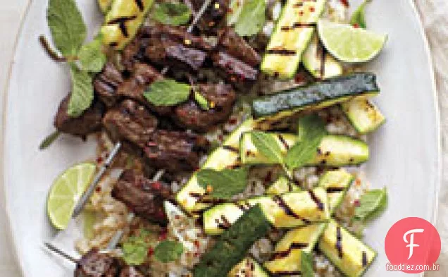 Espetos De Carne Grelhada Com Abobrinha E Hortelã