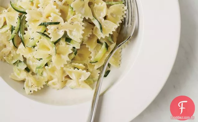 Farfalle com iogurte e abobrinha