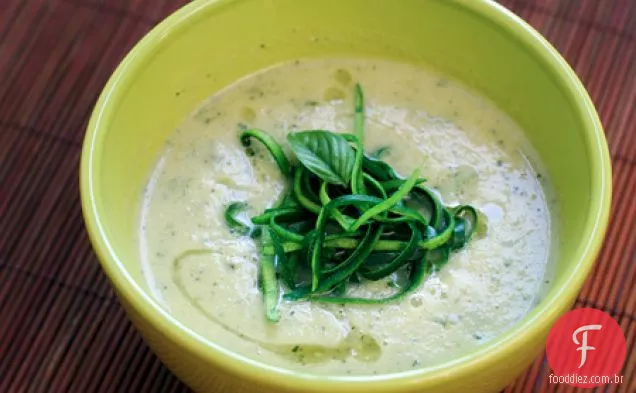 Sopa de abobrinha e manjericão