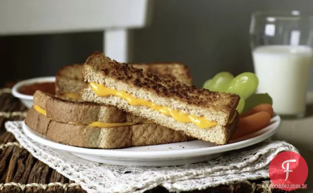 Palitos de sanduíche de queijo grelhado para um