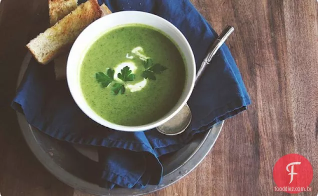 Sopa De Abobrinha E Brócolis No Início Do Outono Com Creme De Rábano