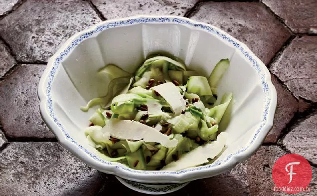 Salada de abobrinha raspada com Parmigiano e pistache