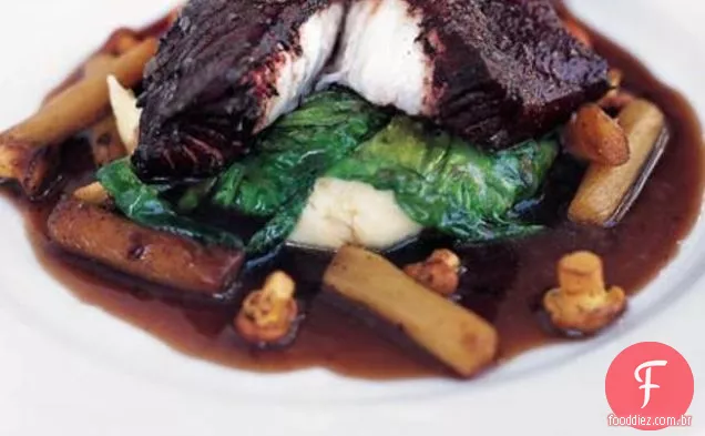 Turbot Escalfado Em Vinho Tinto Com Purê De Pommes