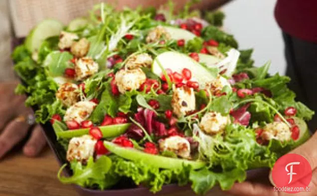 Salada verde misturada com Croutons de Cream Cheese quentes